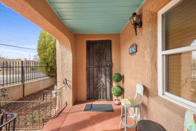 Building Photo - Updated North Downtown 2/bd 1/ba