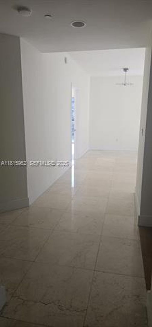 Building Photo - 1060 Brickell Ave