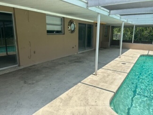 Building Photo - Large  3 bedroom, 2 bath pool home.