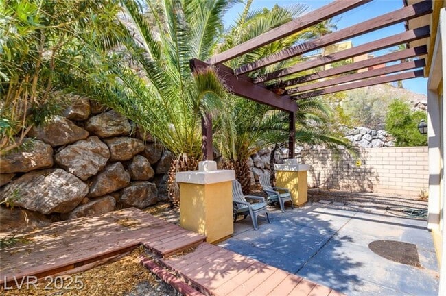 Building Photo - **Charming 2 Bedroom, 2.5 Bath Italian Sty...