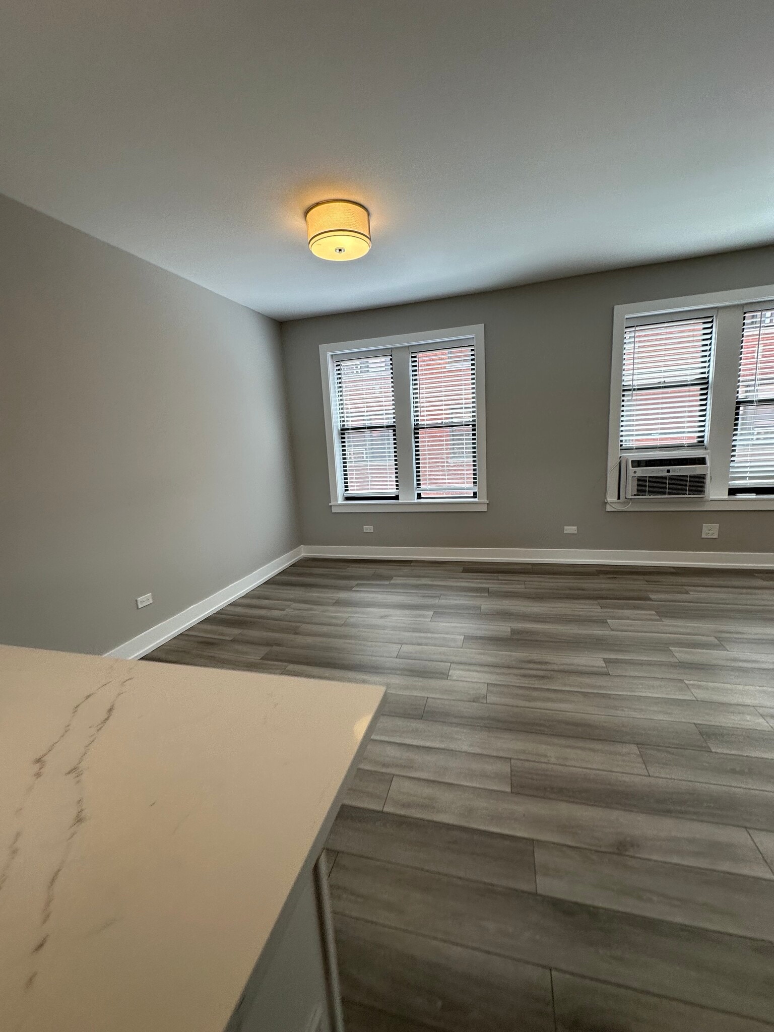 Building Photo - 3943 N Janssen Ave