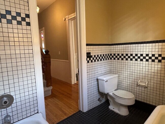 Building Photo - 462 Holly Ave