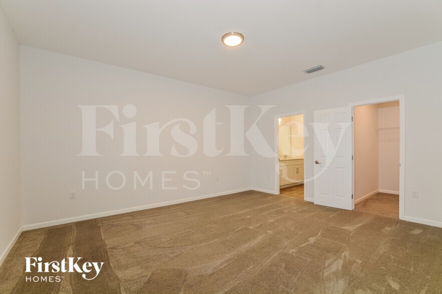 Building Photo - 1050 E Lombardy Dr