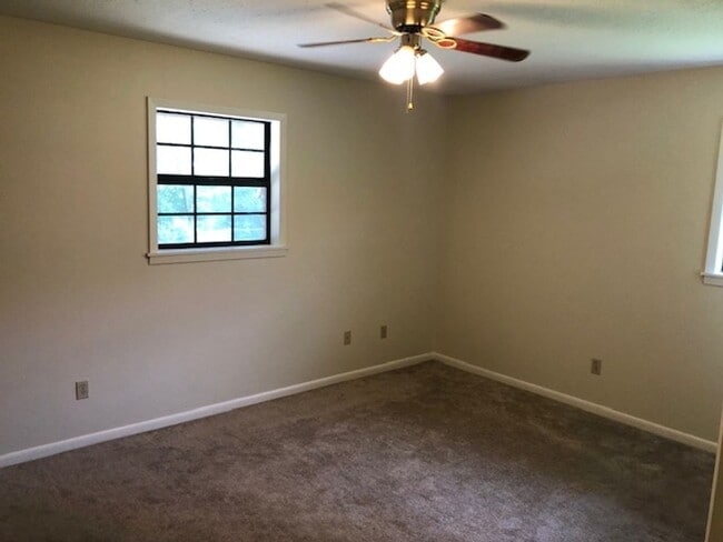 Building Photo - 2202 Holly Hill Dr