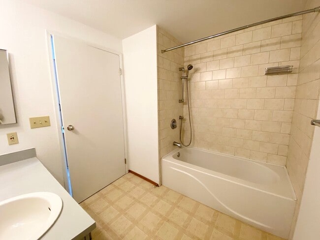 Building Photo - Top floor 1 bedroom condo available now!