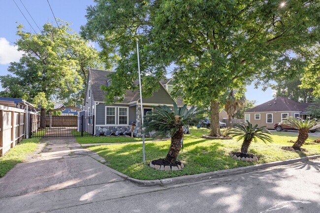 Building Photo - 5737 Dorbrandt St