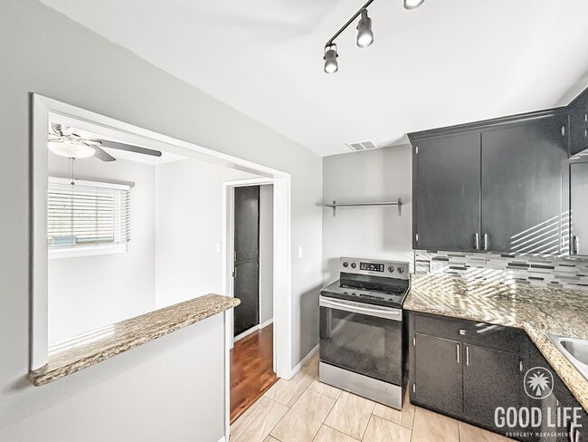 Building Photo - Beautiful 2BD/1BA W/ Large Backyard and Re...