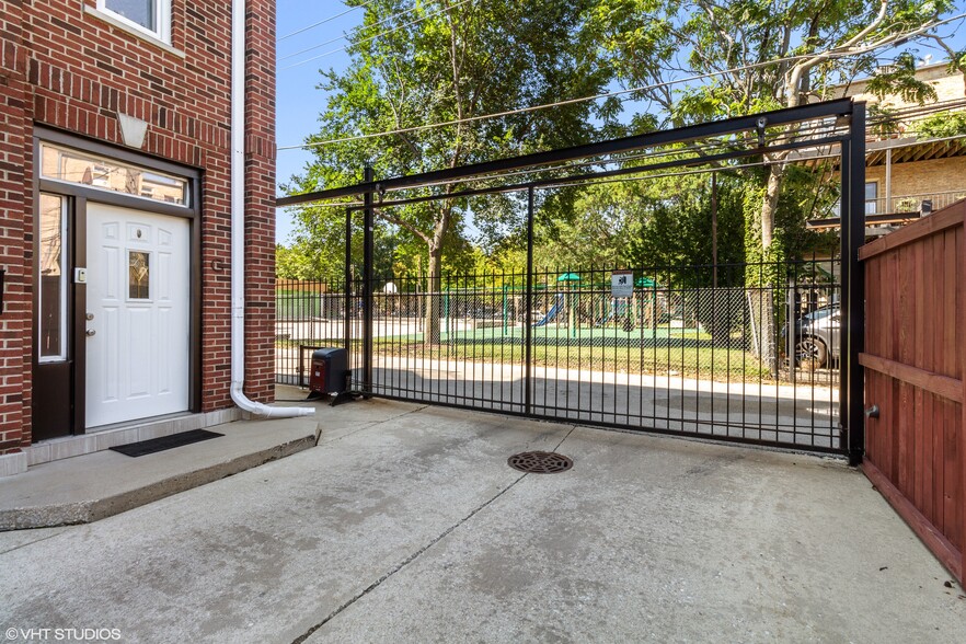 Building Photo - 4438 N Racine Ave