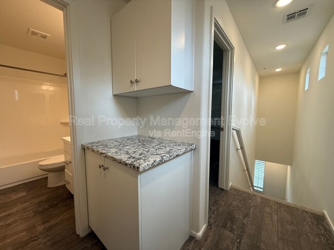 Building Photo - 2212 E Hidalgo Ave