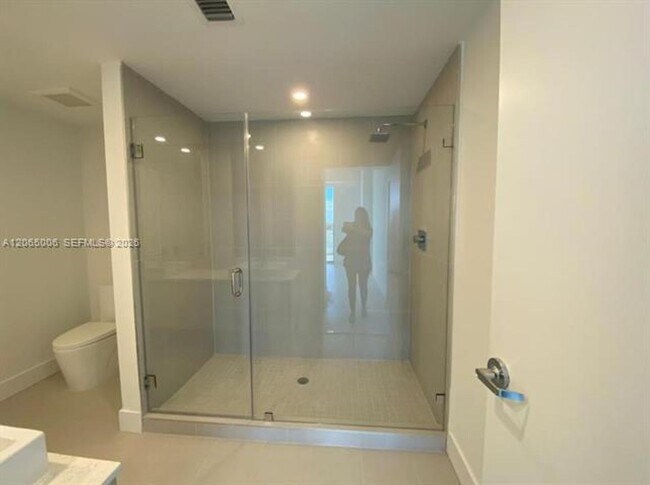 Building Photo - 13800 Highland Dr