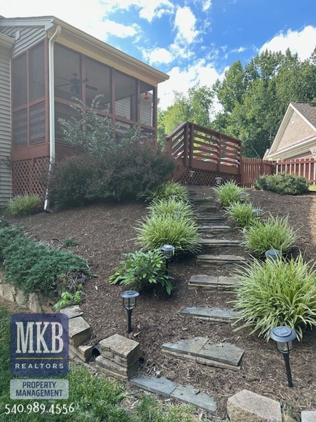 Building Photo - Luxurious 4 Bd/3.5Ba home located in The G...