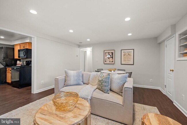 Building Photo - 1700 Dewitt Ave