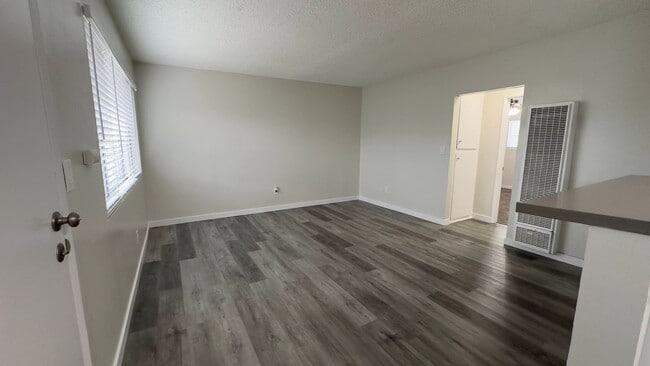 Building Photo - SPECIOUS 2 BEDROOM 1 BATH UPSTAIRS WITH 1 ...