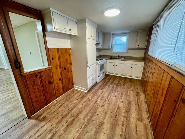 Building Photo - 919 S Douglas Ave