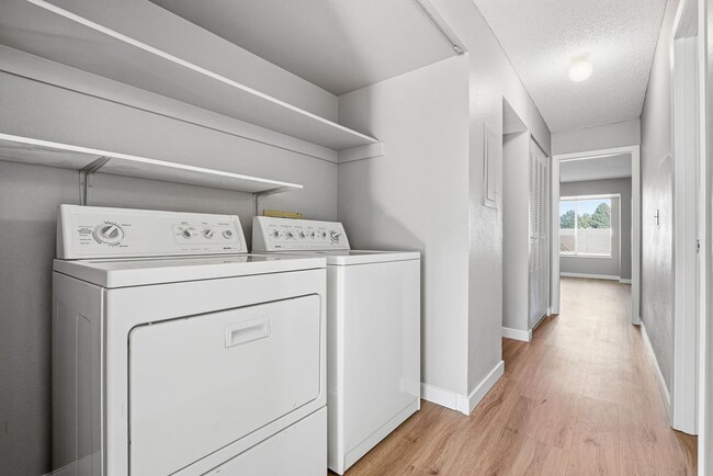 Building Photo - Updated 2 bed / 1 bath home in Lakewood!