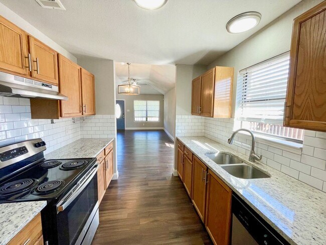 Building Photo - Charming Single-Story, 3Bed/2Bath Gem Minutes from Southtown