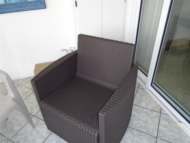 Building Photo - 3165 NE 48th Ct