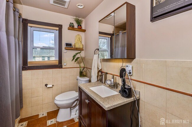 Building Photo - 165 MacArthur Ave