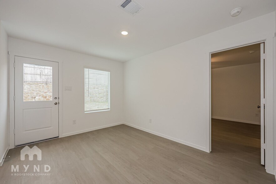 Building Photo - 2740 Ctr Crk Ln