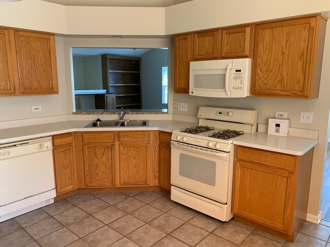 Building Photo - 2817 Stonewater Dr