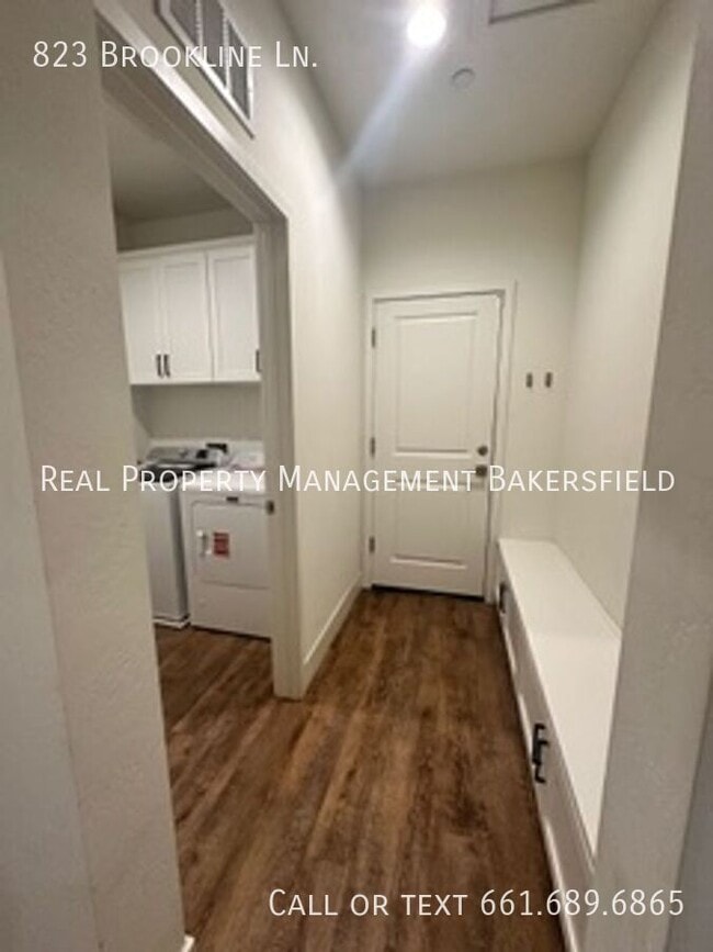 Building Photo - 823 Brookline Ln