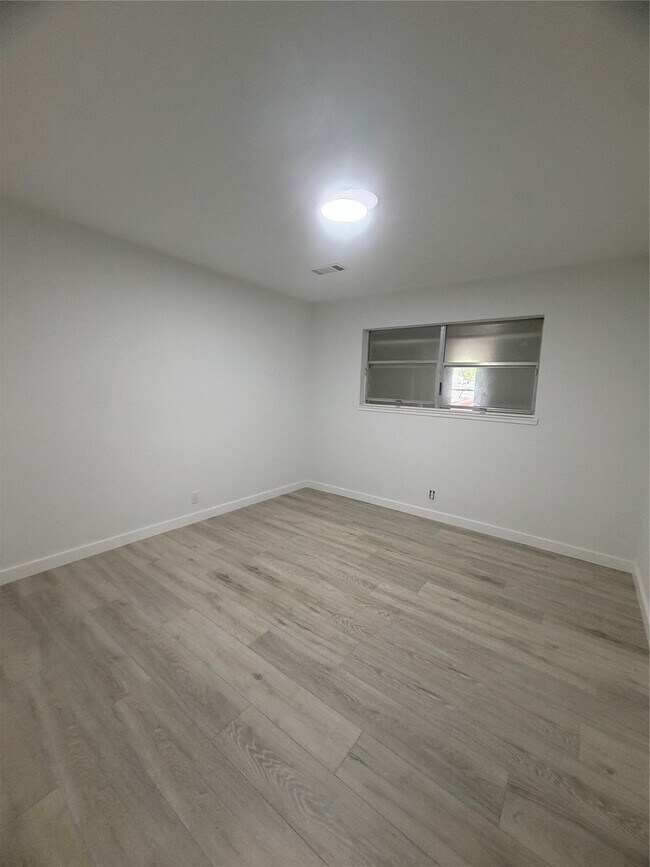 Building Photo - 143 Hollyvale Dr