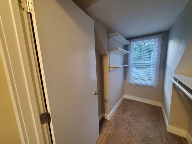 Building Photo - 2 Bedroom, 1 Bathroom home with front porch and fenced yard!