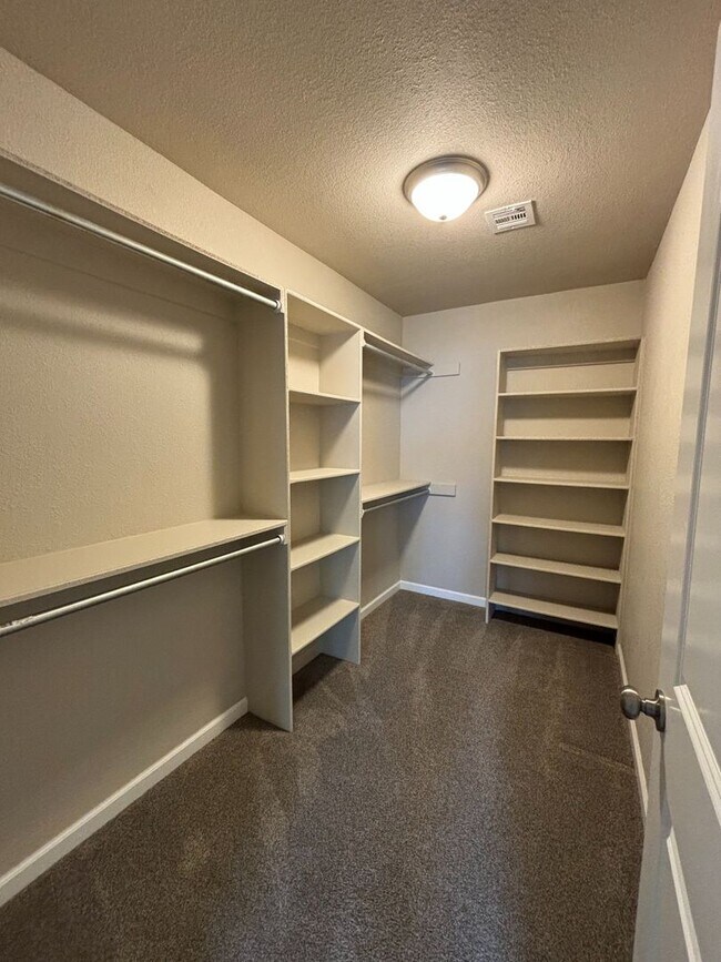 Building Photo - Large 4-bedroom, 2-bathroom home