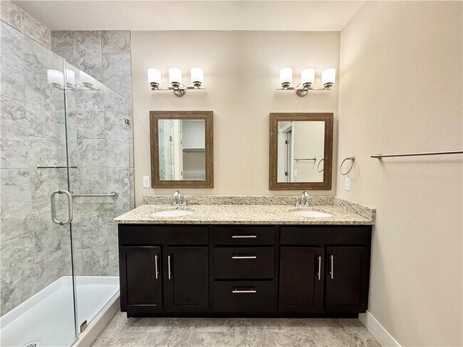 Building Photo - 921 NE Hts Ln