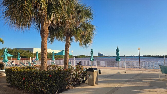 Building Photo - 300 Bayview Dr