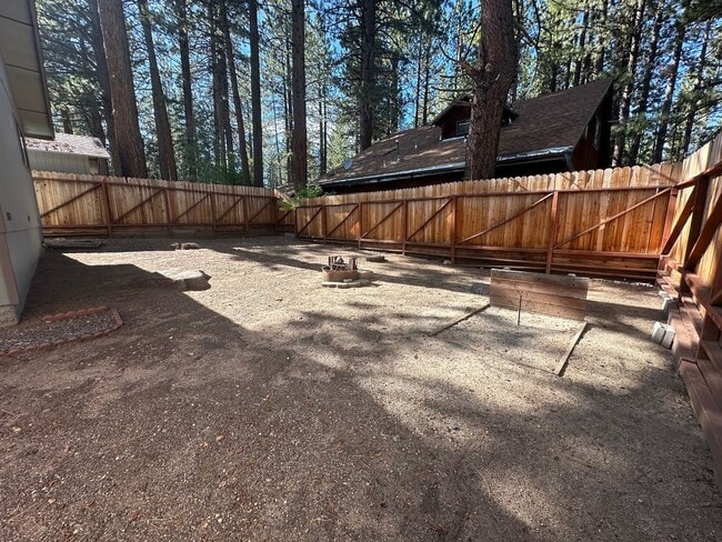 Building Photo - Well Kept Home in Quiet Neighborhood with ...