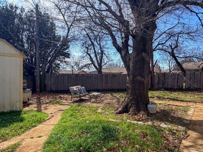 Building Photo - 3-Bedroom Home with 2 Full Baths in Crowley!