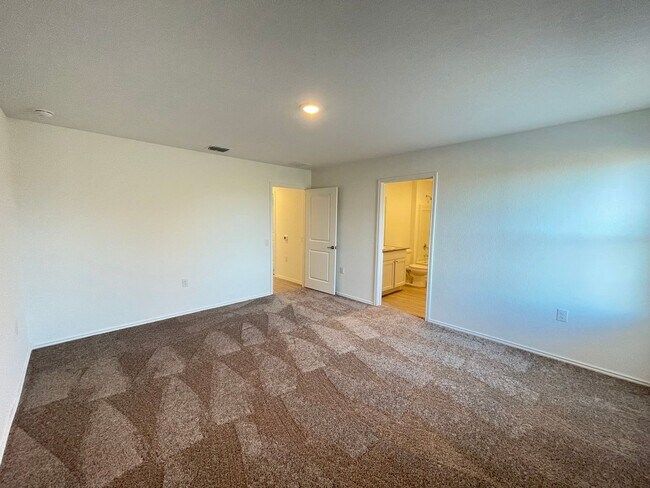 Building Photo - Like-New | 3 bed/2 bath | 1-story | No Carpet | Wonderful Amenities |On Golf Course in Mission De...