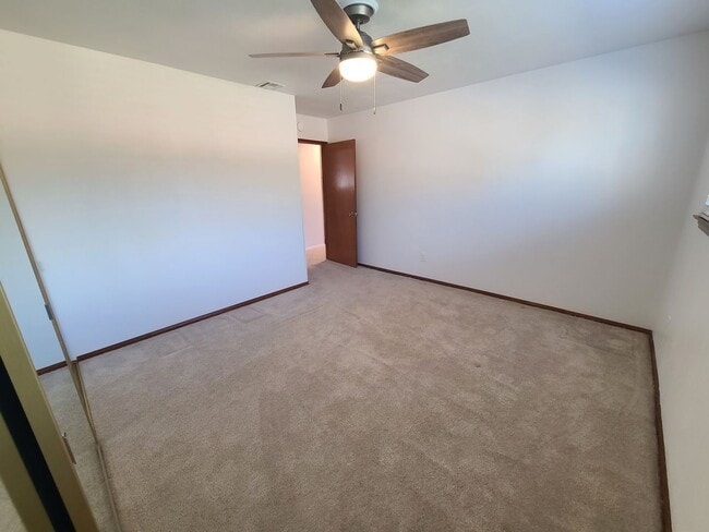 Building Photo - Spacious 4 bed 2 bath + 2 car garage & lar...