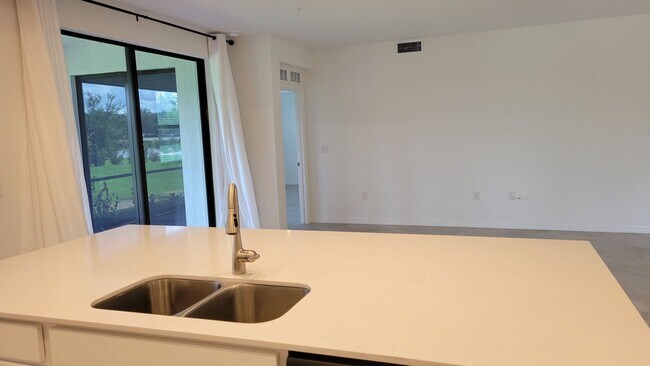 Building Photo - Annual UNfurnished luxury 3/2 ground floor...