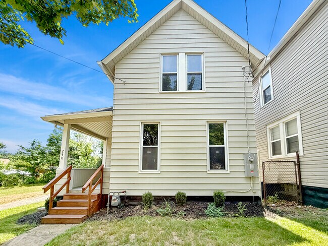 Building Photo - Don’t Miss This Lovely 2-Bed, 1-Bath Home ...