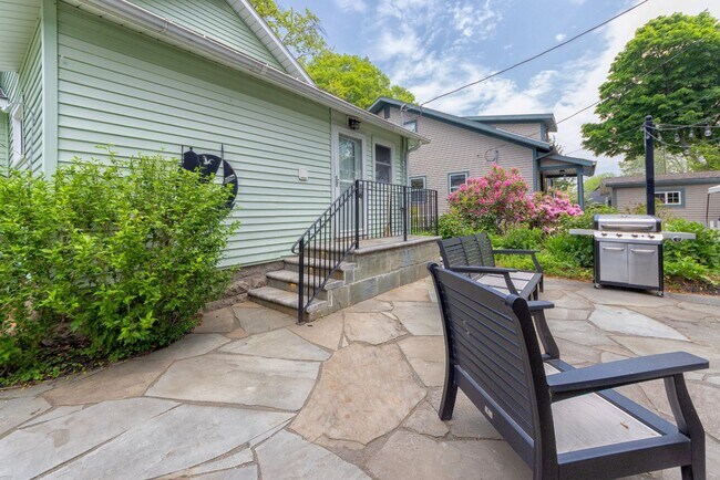Building Photo - Charming Fully Furnished Three Bed, Two Ba...