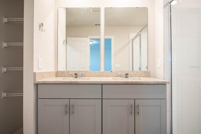 Building Photo - 425 Legacy Lp