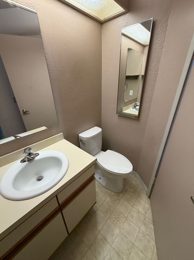 Building Photo - Townhome in great West End location