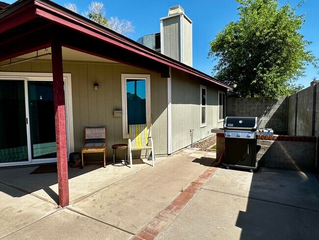 Building Photo - UPDATED 3 BEDROOM 2 BATHROOM CONVENIENTLY ...