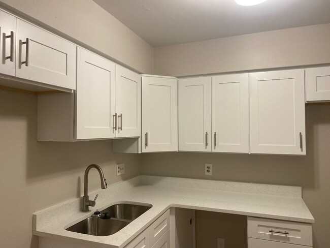 Building Photo - JUST REDUCED - Newly Remodeled 1 bedroom/1...