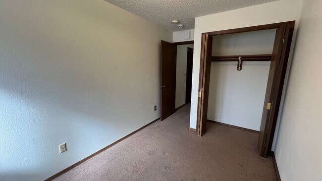 Building Photo - Cozy ground floor 1 bedroom with private washer and dryer!