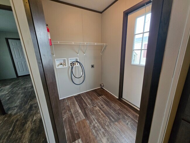 Building Photo - 6001 E Maple