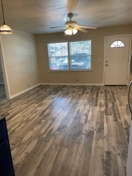 Livingroom - 819 E Lindsey St