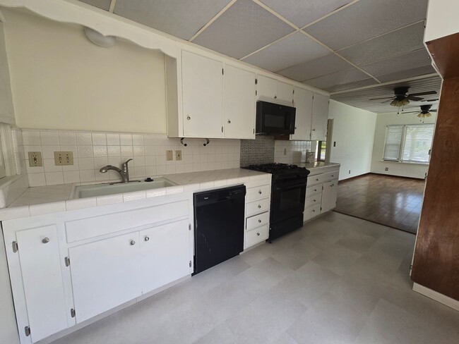 Building Photo - Large 3 BRs 1 Ba or extra living room, All...
