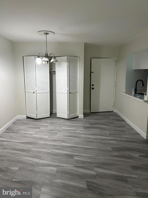 Building Photo - 5823 Royal Ridge Dr
