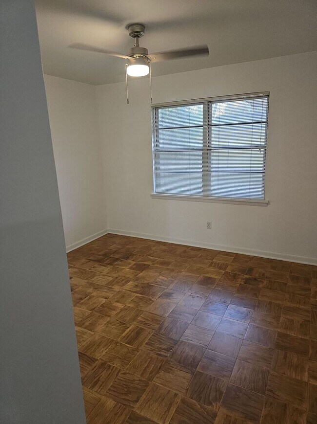 Building Photo - Refurbished - 3 bdrm 1.5 bath