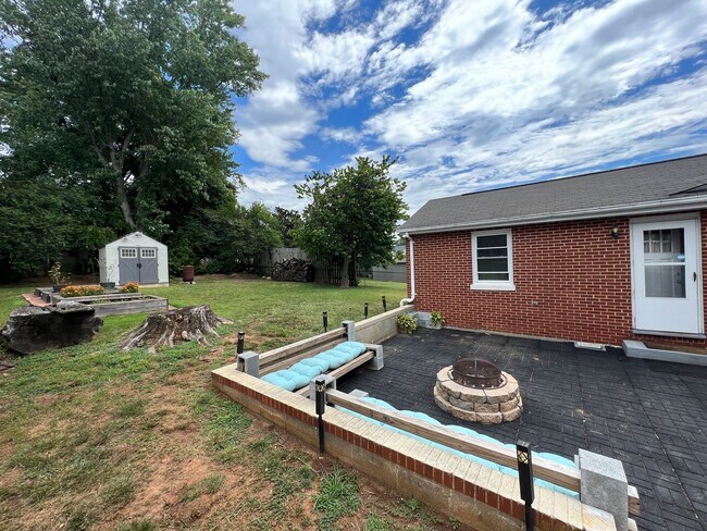 Building Photo - 3 Bedroom Home in Lynchburg