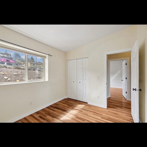 Building Photo - 825 Crestmont Way