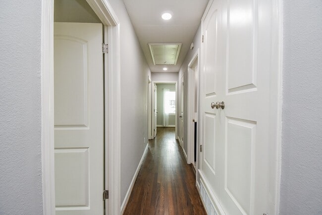 Building Photo - 7926 Ridgeview Dr